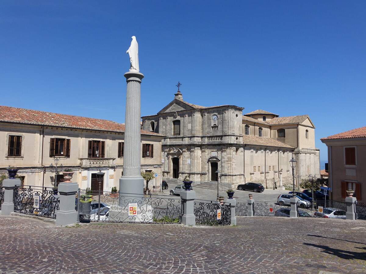 Squillace, Marienstatue und Duomo St. Maria Assunta, erbaut im 11. Jahrhundert, Wiederaufbau 1798 durch Bischof Nicola Notaris  (08.04.2024)