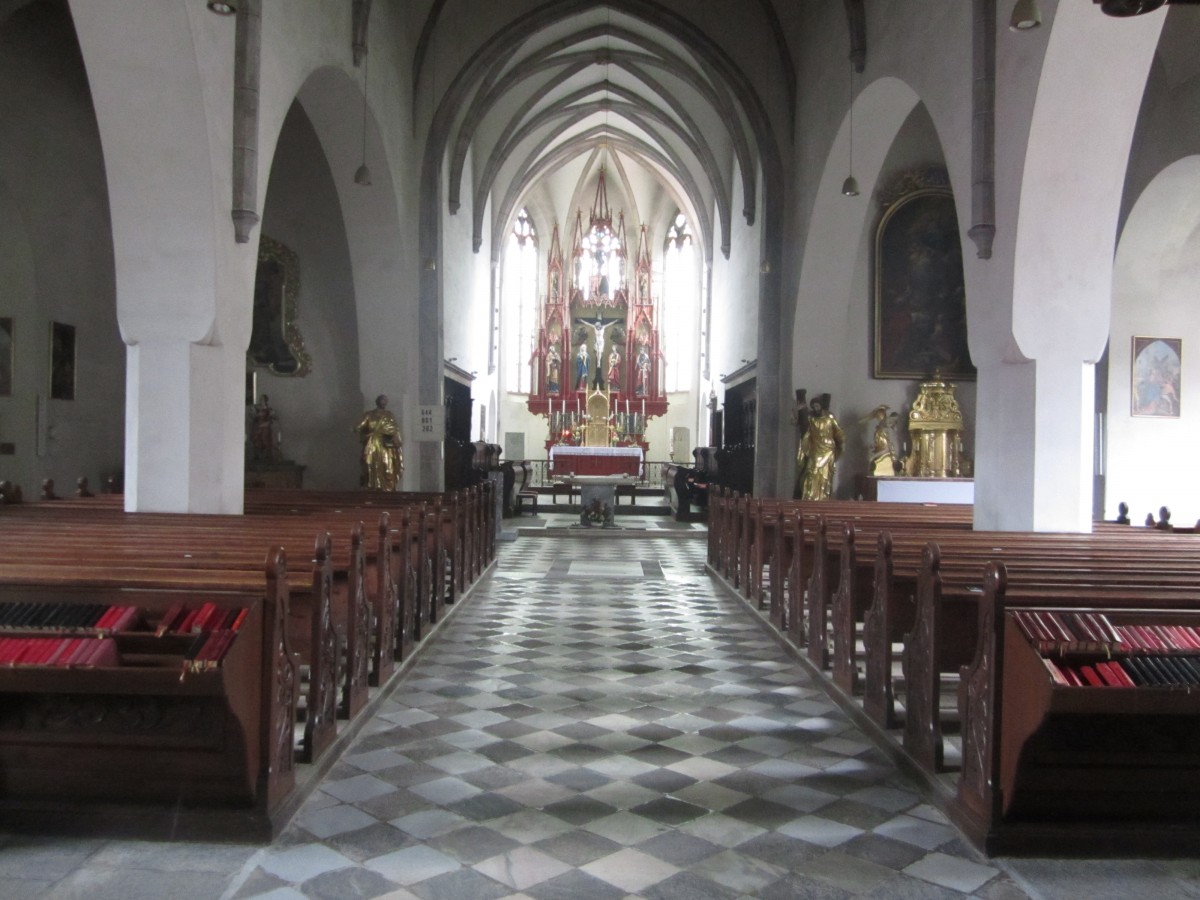 St. Andr, gotisches Langschiff der St. Andr Kirche, neugotischer Hochaltar von 
Mathias Slama (20.08.2013)