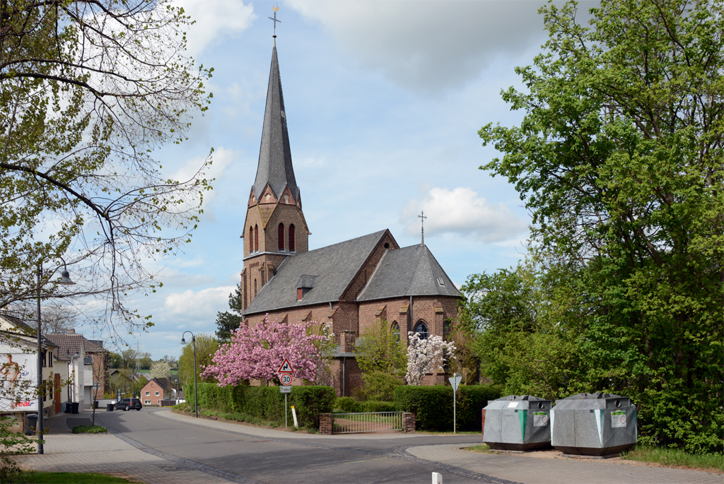 St. Cyriakus-Kirche in Euskirchen-Billig, mit Baumblten - 07.04.2014
