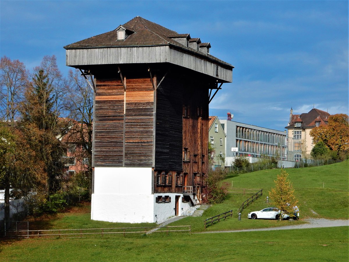 St. Gallen, Schnenwegen. Der Trckneturm, als Teil einer „Rothfrberei“ 1828 erbaut, zwischen 1999 und 2003 renoviert, diente einst dem Trocknen der gefrbten Tcher. Er ist ein Denkmal aus der Bltezeit der St. Galler Textilindustrie. Fr das Publikum ist der Trckneturm in den Sommermonaten ffentlich zugnglich - 10.10.2017