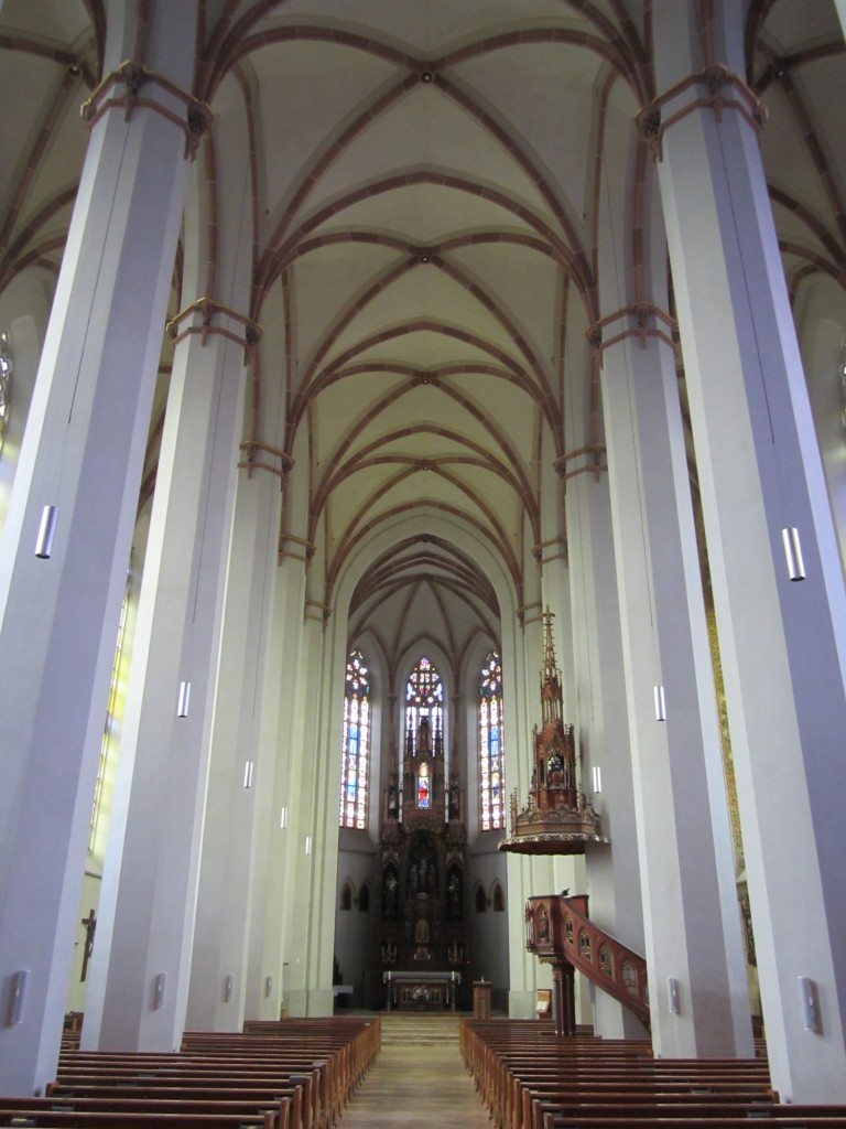 St. Johann im Pongau, Mittelschiff der St. Johannes Kirche, Hochaltar von 1881 in Form eines gotischen Schreins (31.07.2014)