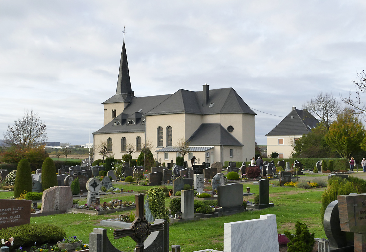 St. Katharina in Karweiler von der Friedhofsseite - (Kreis Ahrweiler) - 25.10.2017