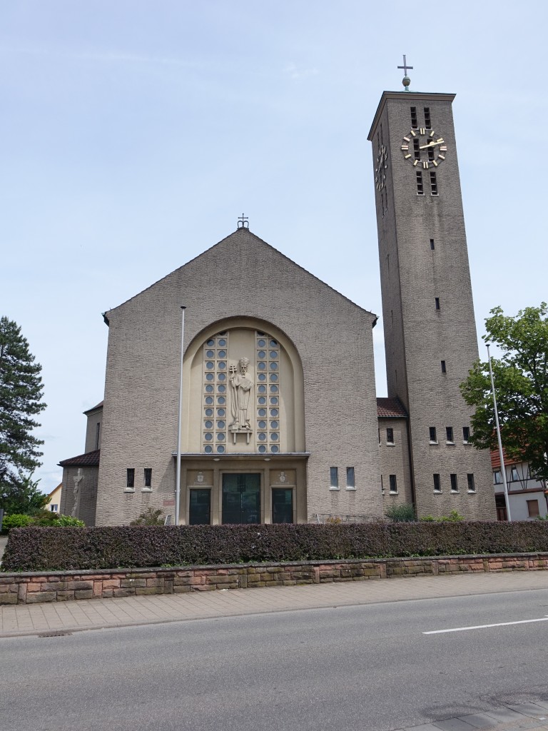 St. Leon-Rot, kath. Pfarrkirche St. Leo der Groe, erbaut 1955 durch Albert Bolet (31.05.2015) 