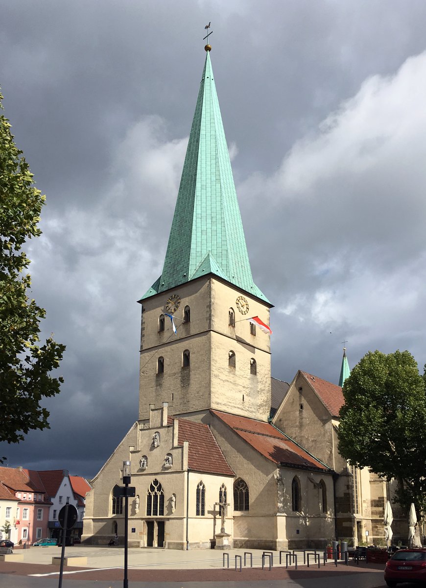 St. Remigius, Borken (Westf.), 03.10.2017. Die Propsteikirche St. Remigius ist die lteste Borkener Kirche. Sie befindet sich im Stadtzentrum in der Remigiusstrae und ist eine katholische Pfarrkirche. Die architektonische Hhe betrgt 76 m.