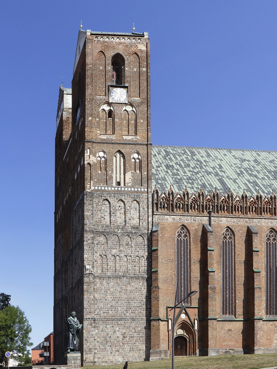 Stadt Prenzlau, Marienkirche mit Denkmal fr Martin Luther am 18. August 2018.