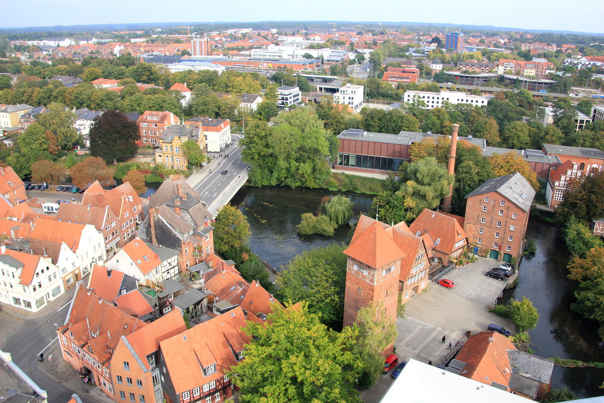Stadtansicht von Lneburg und der Ilmenau am 03.10.2020 vom Kirchturm von St. Johannis. 