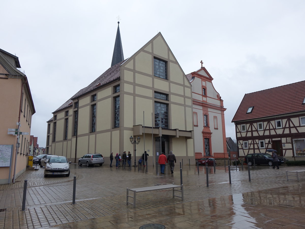 Stadtlauringen, kath. St. Johannes Kirche am Kirchplatz, Turm nachgotisch um 1600, Langhaus erbaut von 1731 bis 1732 von Martin Bader, modern erweitert 1972 (25.03.2016)