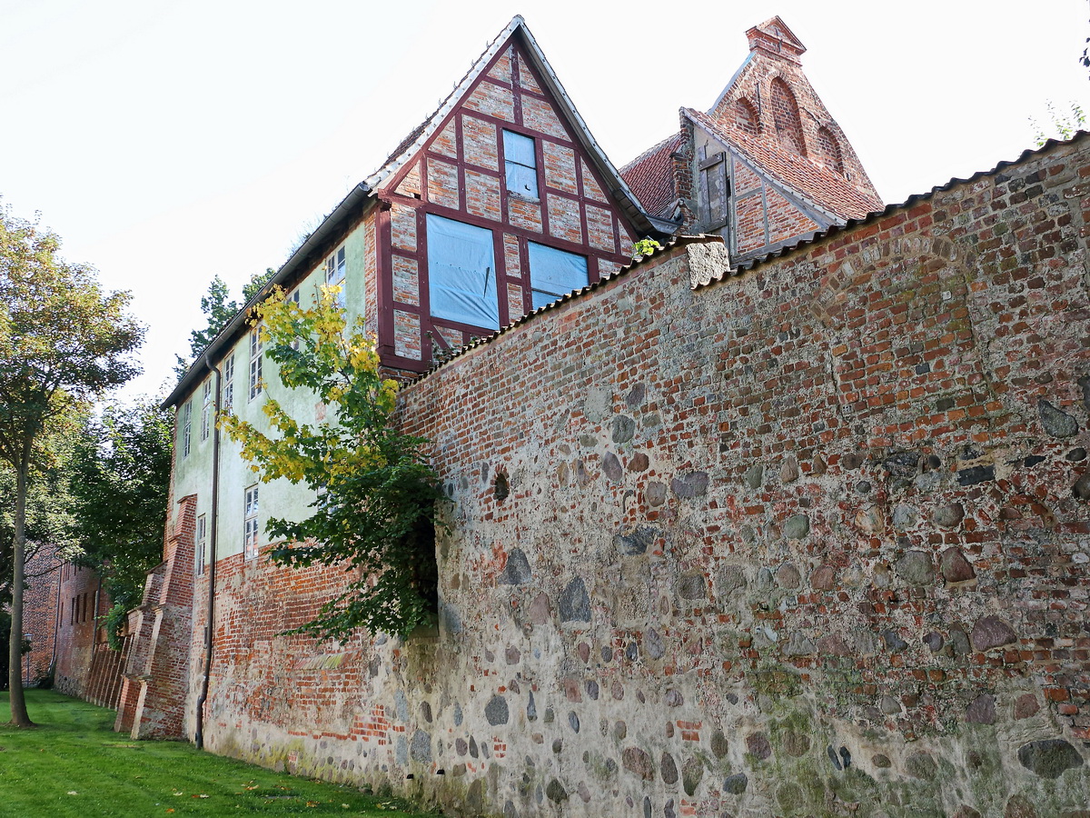 Stadtmauer von Stralsund mit nun angebauten Wohnungen und Fenster am 22. September 2020.