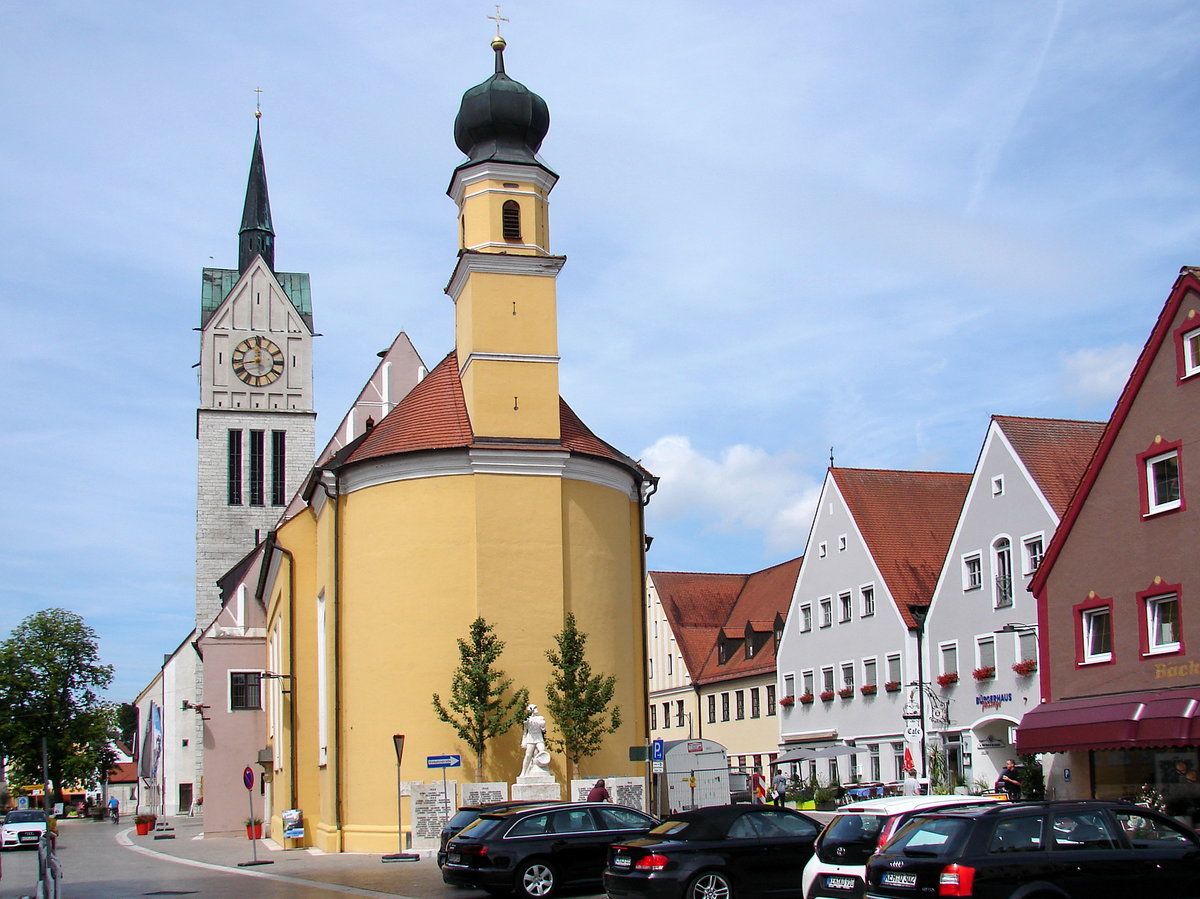 Stadtpfarrkirche mit St.-Anna-Kapelle in Neustadt an der Donau (03.08.2016)