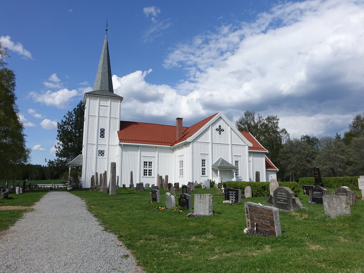Stange, evangelische Vallset Kirche, weie Holzkirche von 1850 (22.05.2023)