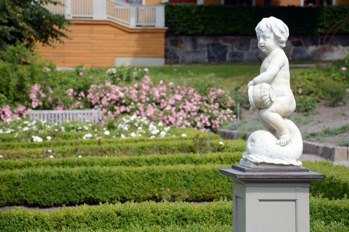 Statue im Garten am Fjeldstuen im Freilichtmuseum Skansen von Stockholm. Aufnahme: 24. Juli 2017.