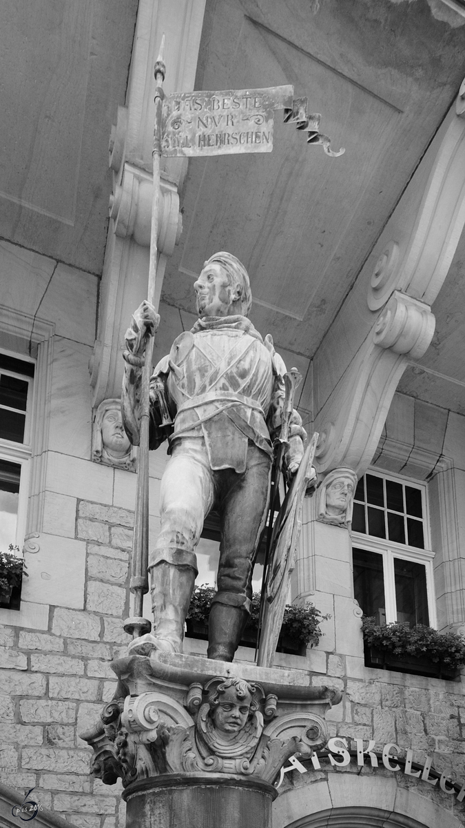 Statue mit Banner  DAS BESTE NUR SOLL HERRSCHEN  am historischen Rathaus von Bckeburg. (Juni 2011)