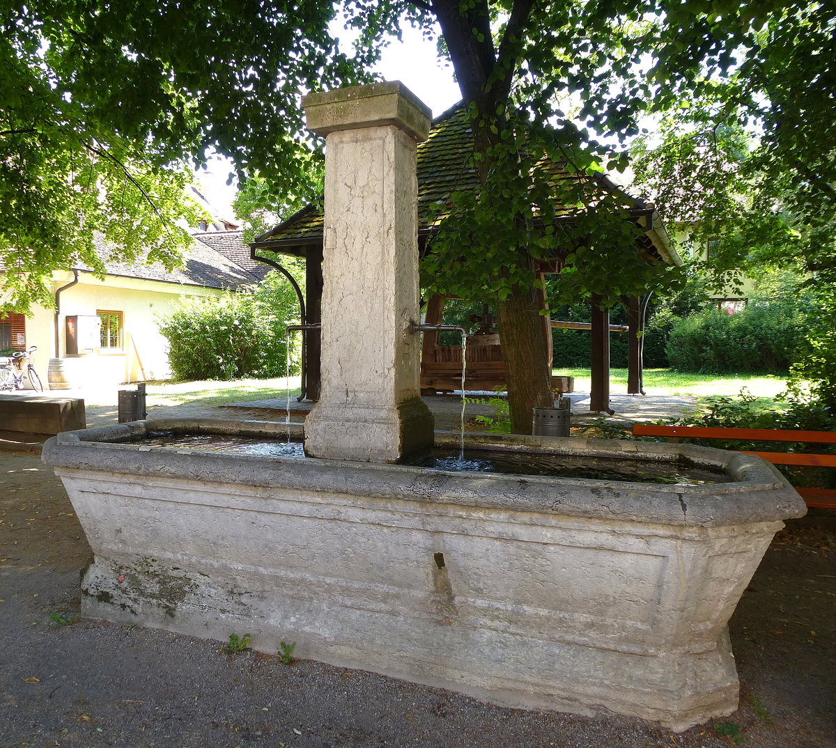 Staufen im Breisgau, Brunnen an der Haupstrae, Juni 2014