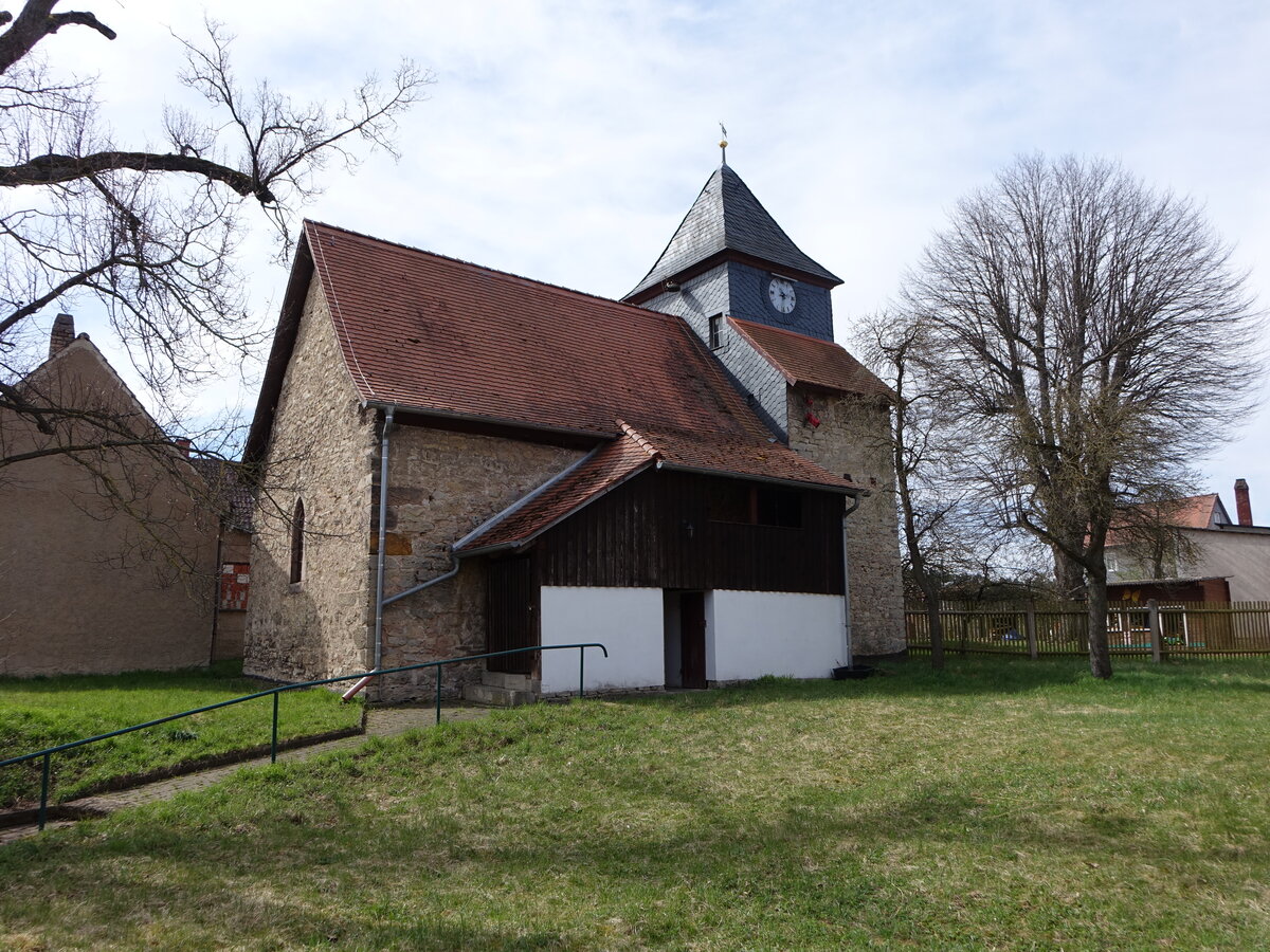 Stedten, evangelische Dorfkirche St. Eckard, erbaut im 15. Jahrhundert (17.04.2022)