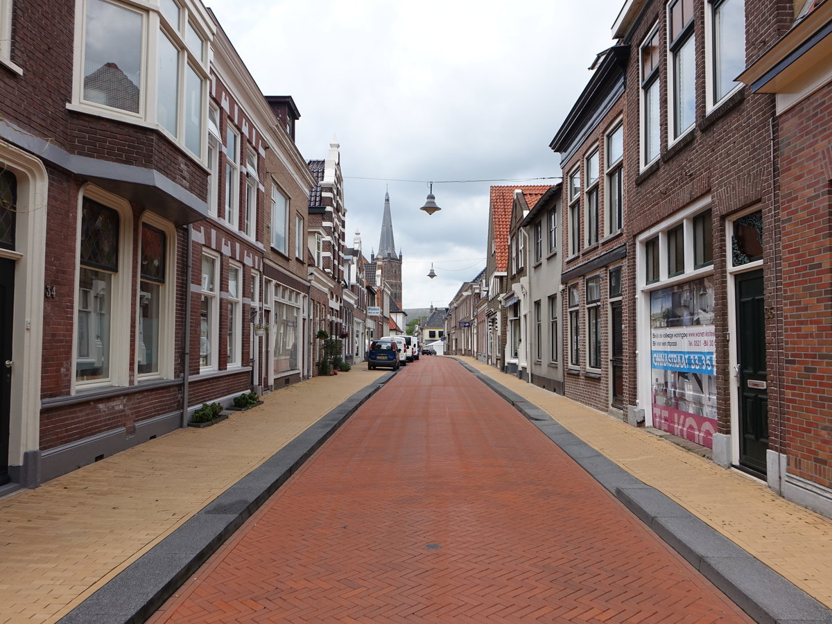 Steenwijk, historische Huser in der Onnastraat mit der St. Clemens Kirche (24.07.2017)