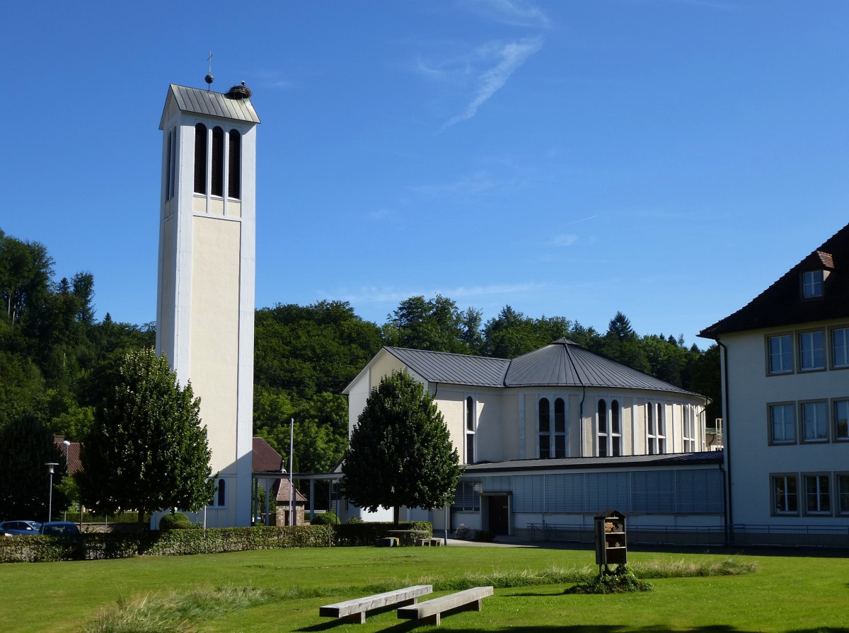 Stegen im Dreisamtal/Schwarzwald, die Herz-Jesu-Kirche, von 1959-62 erbaut mit freistehendem Glockenturm, ist die katholische Pfarrkirche des Ortes, Aug.2013