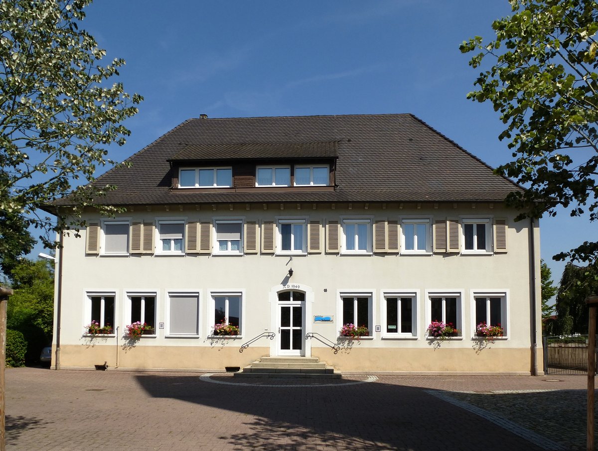 Steinenstadt, die 1949 erbaute Grundschule des ca.1400 Einwohner zhlenden Ortes, Aug.2017