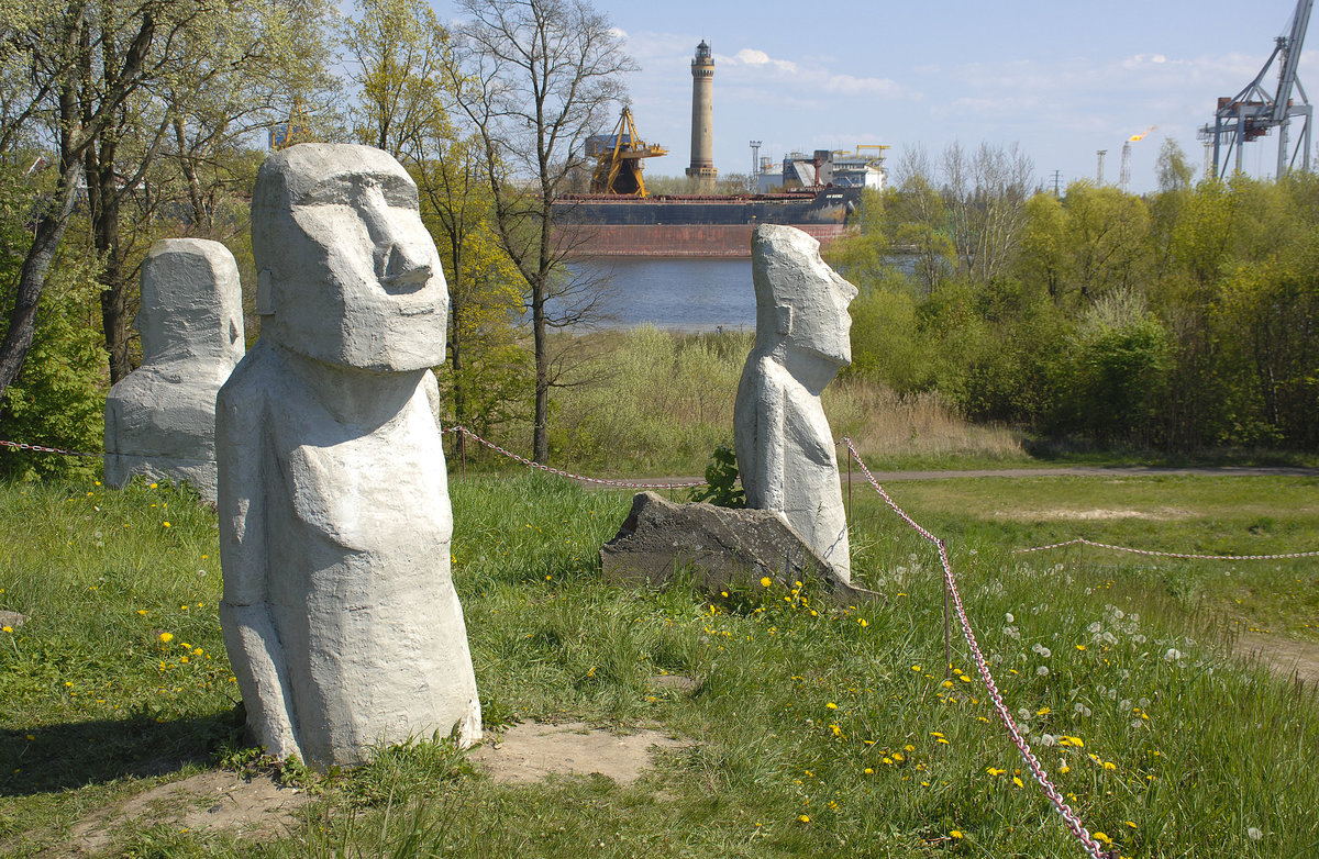 Steinfiguren am Fort Zachodni in Świnoujście (Swinemnde). Aufnahme: 6. Mai 2016.
