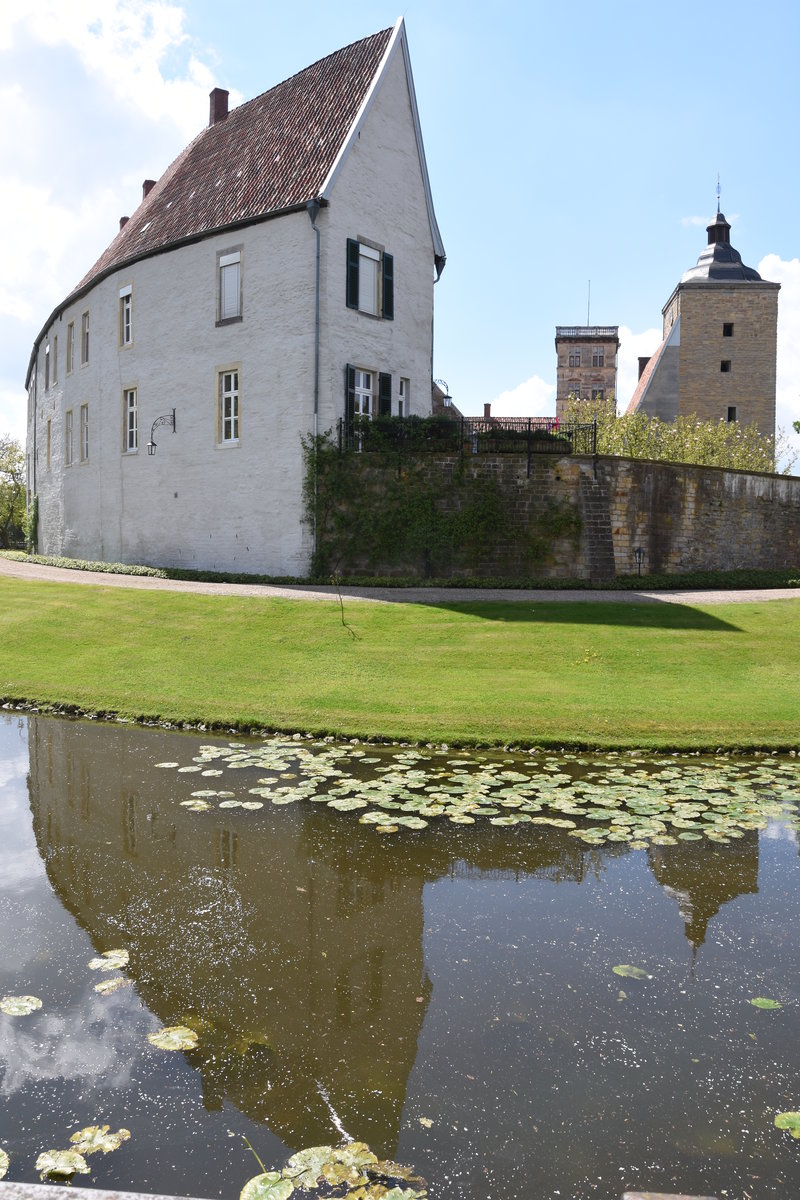 STEINFURT, Ortsteil Burgsteinfurt (Kreis Steinfurt), 13.05.2017, Blick auf einen Teil des frstlichen Schlosses; hierbei handelt es sich um die lteste Wasserburganlage Westfalens, die auf einer nahezu kreisrunden Insel steht, umflossen von der Steinfurter Aa