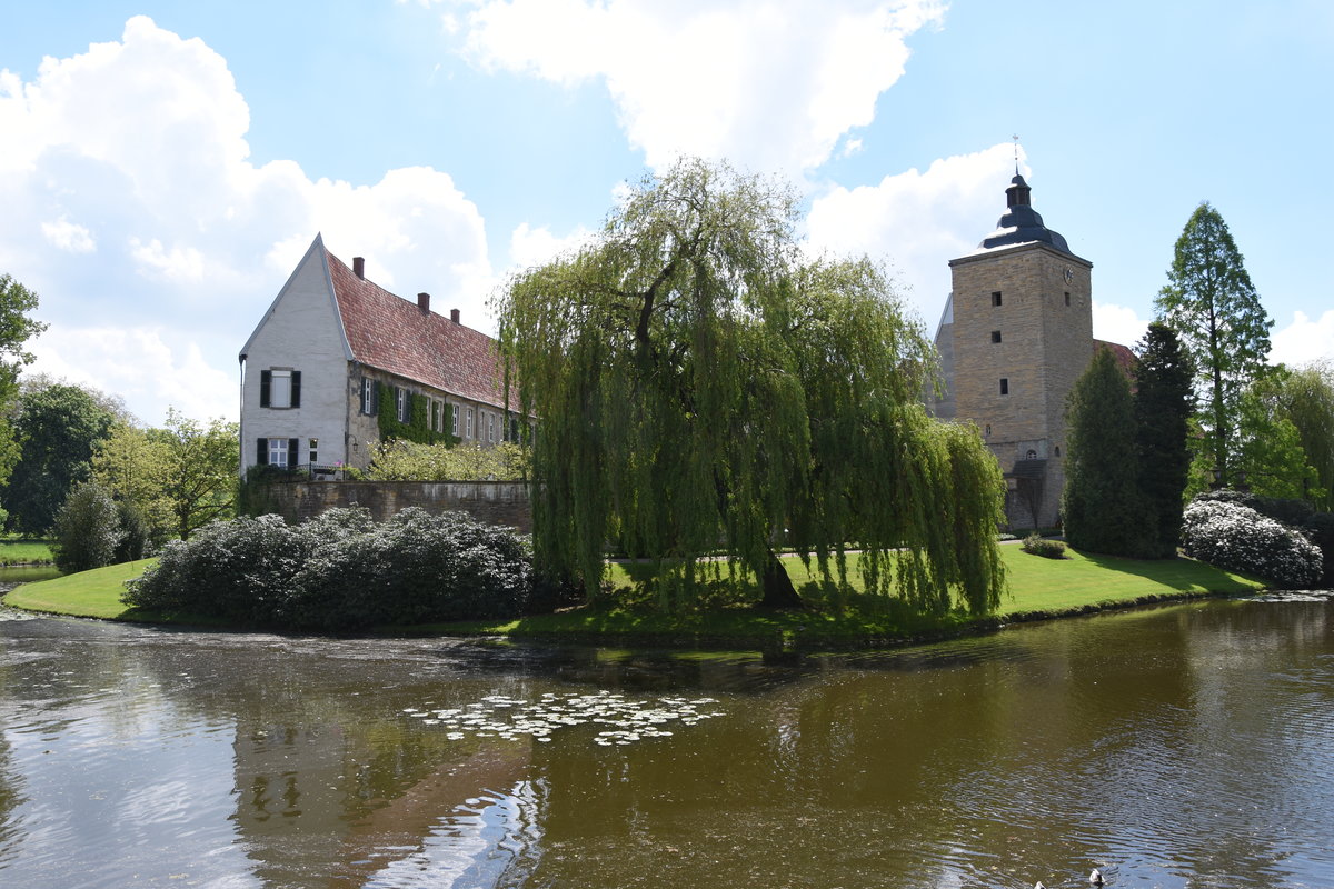STEINFURT, Ortsteil Burgsteinfurt (Kreis Steinfurt), 13.05.2017, Blick auf einen Teil des frstlichen Schlosses; hierbei handelt es sich um die lteste Wasserburganlage Westfalens, die auf einer nahezu kreisrunden Insel steht, umflossen von der Steinfurter Aa