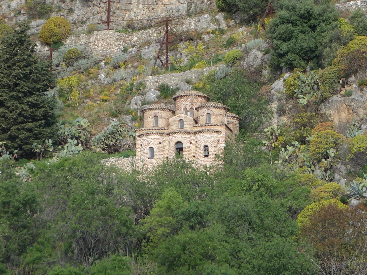 Stilo, Kirche Cattolica di Stilo, byzantinischer Sakralbau von quadratischem Grundriss, erbaut im 10. Jahrhundert (10.04.2024)