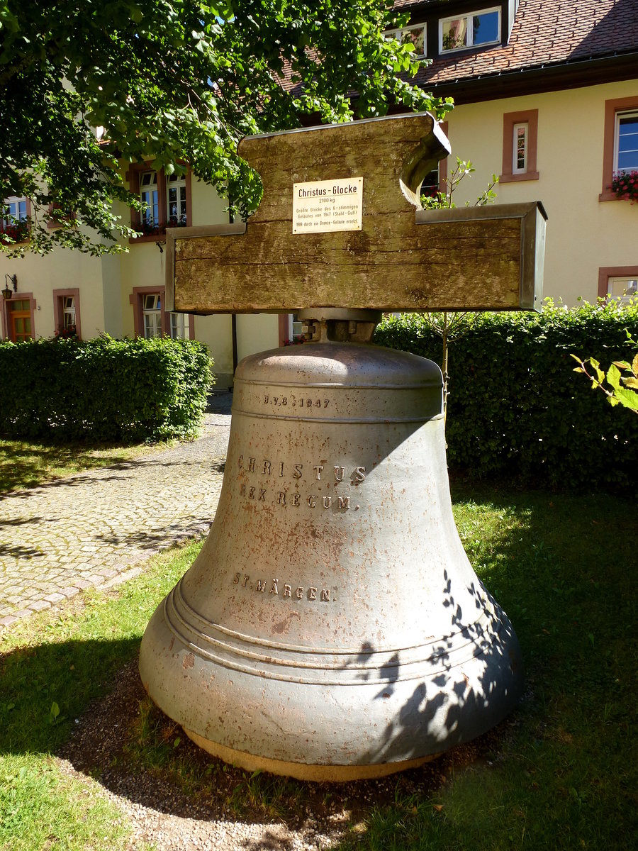 St.Mrgen, die 2100kg schwere Christus-Glocke aus Stahl steht im Innenhof der ehemaligen Klosteranlage, sie wurde 1989 durch eine Bronzeglocke im Gelut der Pfarr-und Wallfahrtskirche ersetzt, Juli 2015