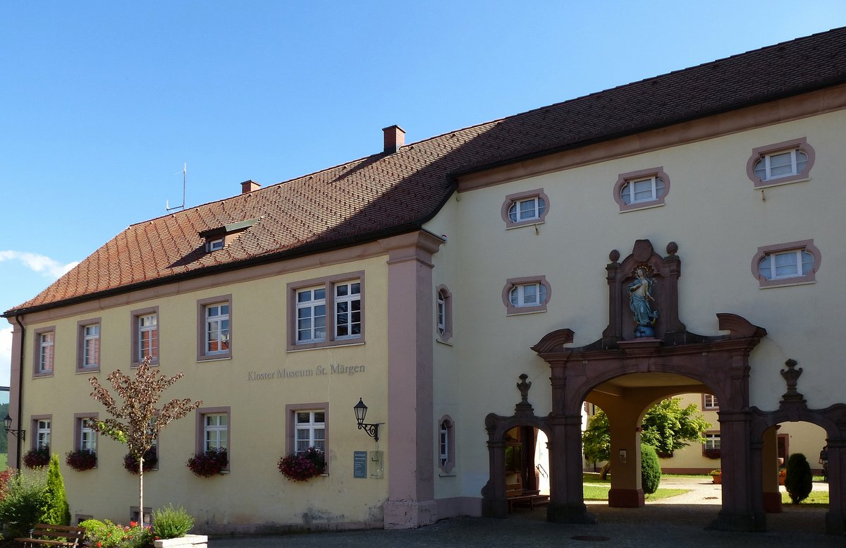 St.Mrgen, der Prlatennordflgel mit der Klosterpforte, beherbergt heute das Klostermuseum, Juli 2015