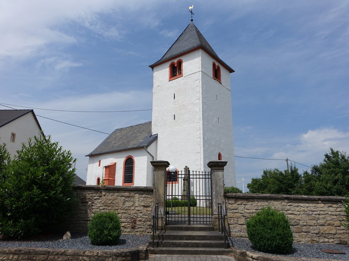 Stockem, kath. Pfarrkirche St. Hubertus, Chorturm erbaut 1220, Langhaus 13. Jahrhundert (22.06.2022)