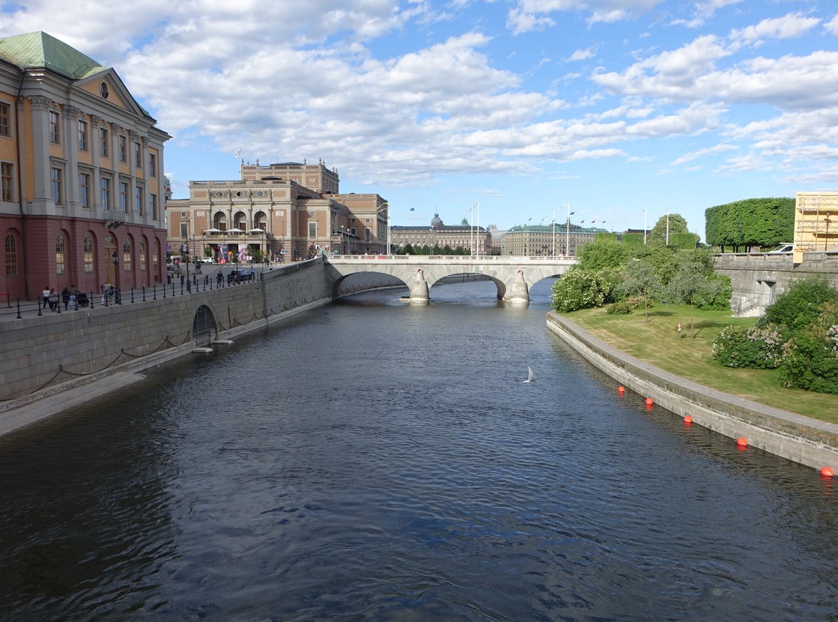 Stockholm, Arvfurstenpalais, Opernhaus und Norrbro Brcke (04.06.2018)