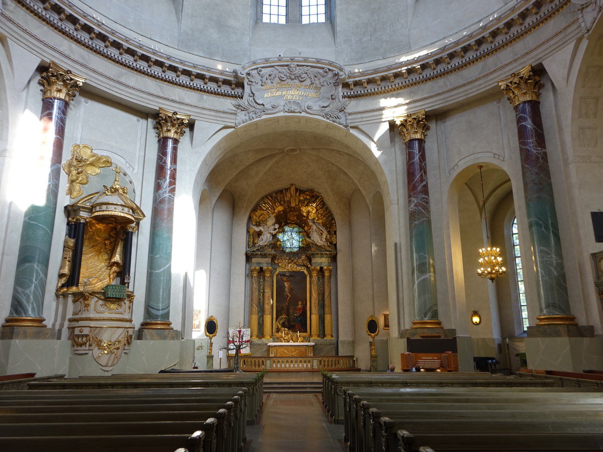Stockholm, Innenraum der St. Hedwig Eleonora Kirche, der „goldene Altar“ war eine Spende des Industriemannes Johan Clason (1667–1747) und wurde durch den Schlossbaumeister Georg Frman gestaltet (04.06.2018)