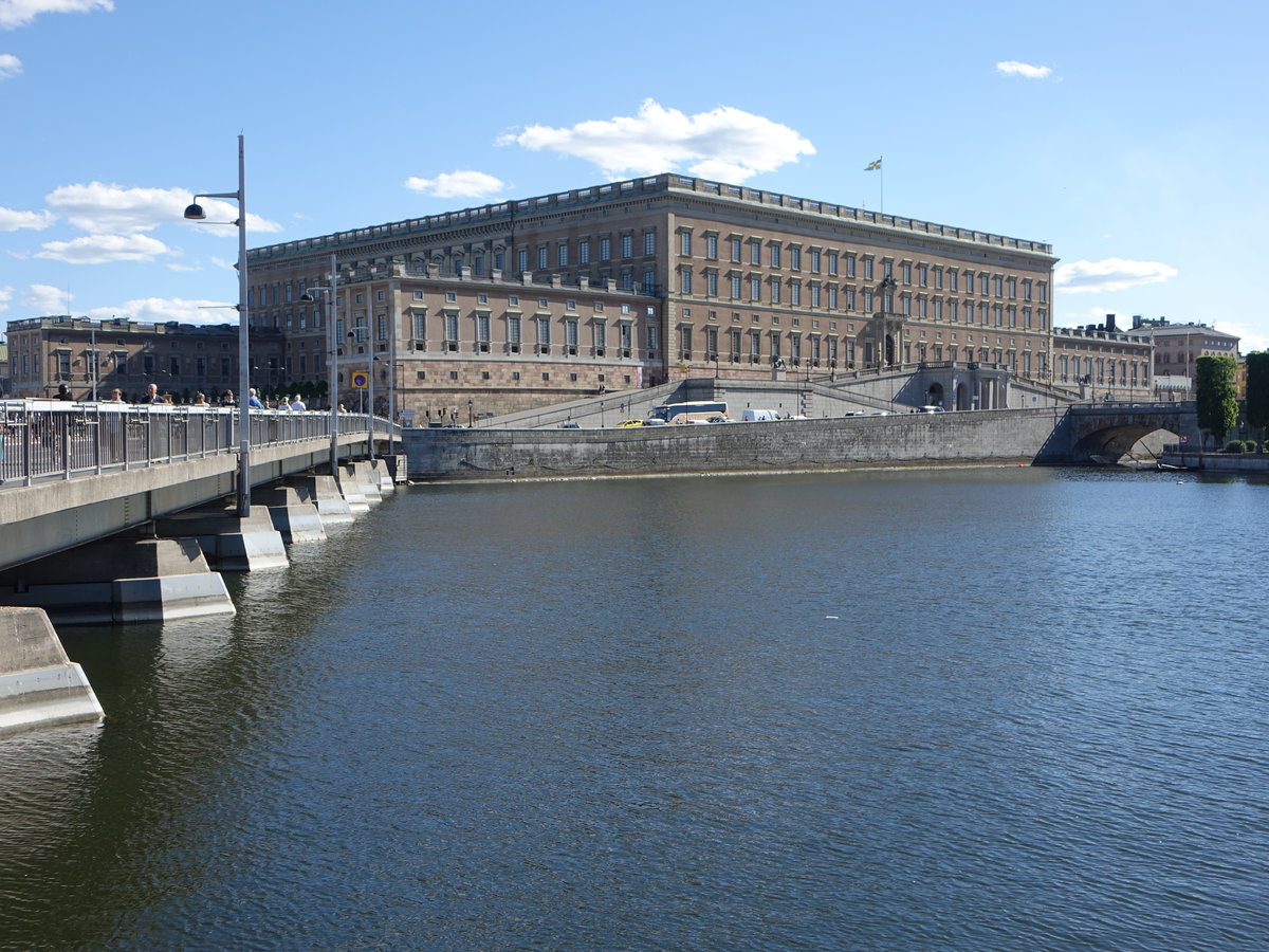 Stockholm, knigliches Schloss, iIm Schloss befinden sich mehrere Museen: das Antikmuseum Gustav III., das Schlossmuseum, die Schatzkammer und die Knigliche Rstkammer, erbaut von 1690 bis 1750 nach Plnen des Architekten Nicodemus Tessin (04.06.2018)