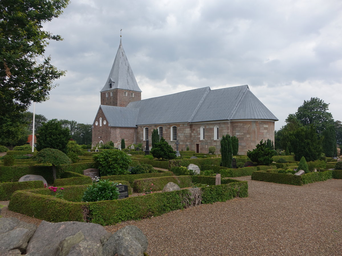 Store Nustrup, romanische Ev. Kirche, erbaut im 13. Jahrhundert aus Granitquadern (20.07.2019)