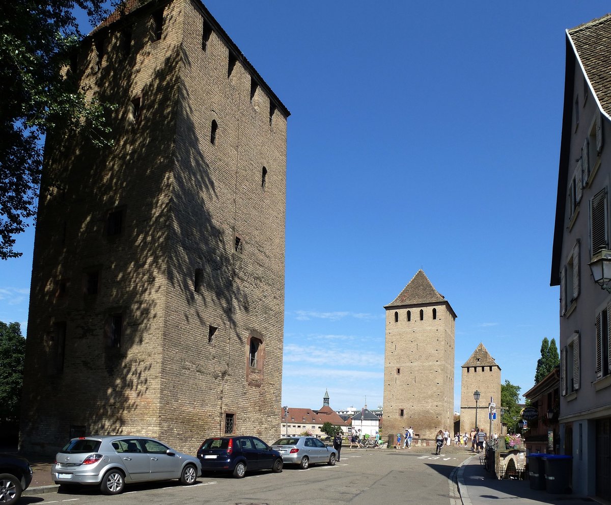 Straburg, die drei Trme an der Ill gehren zur Stadtbefestigung und wurde von 1228-1334 erbaut, Juli 2016