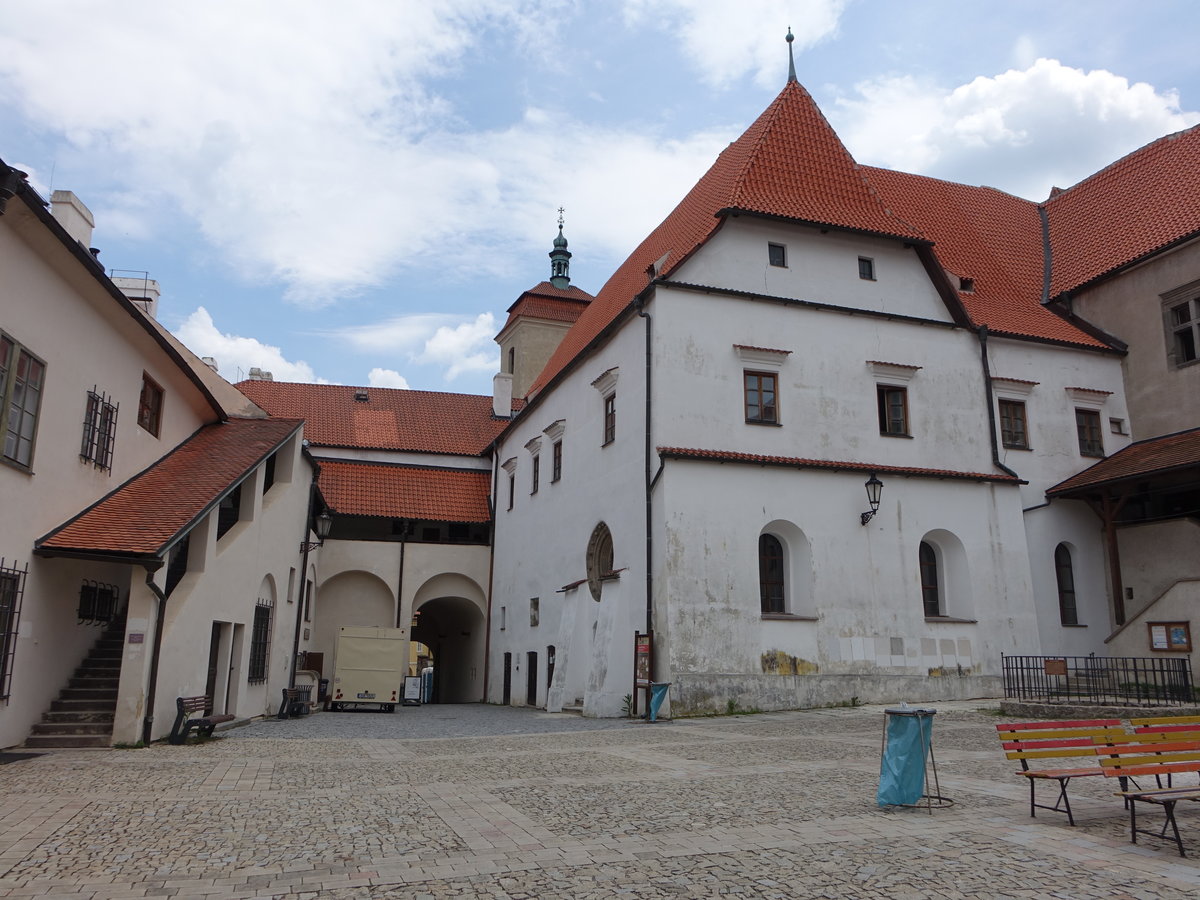 Strakonice, Burghof der Johanniterburg, erbaut im 15. Jahrhundert (25.05.2019)