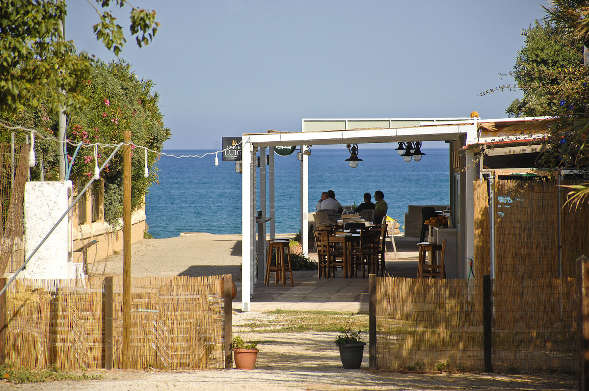 Strandcaf in Platanias auf Kreta. Aufnahme: 22. Oktober 2016.