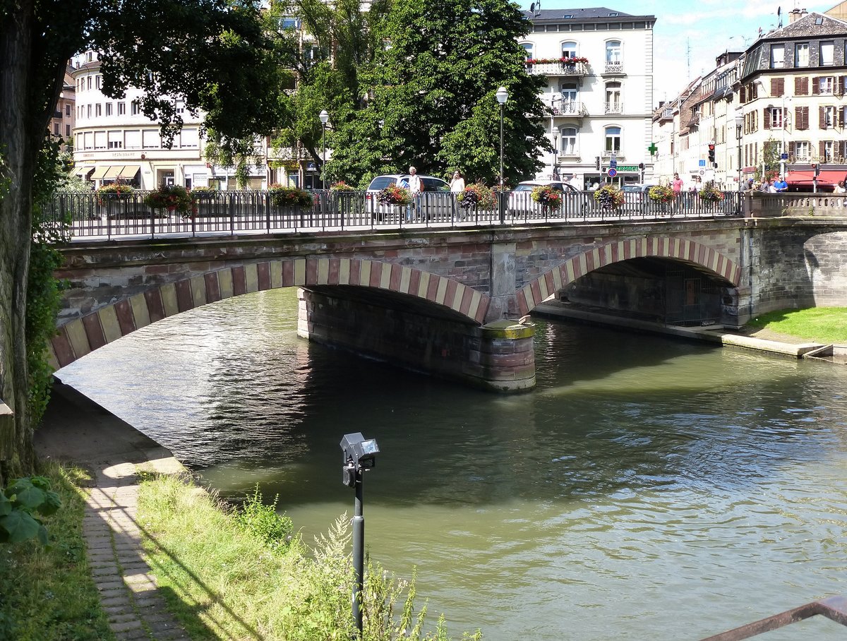Straburg, 1884 erbaute Straenbrcke (Pont Kuss) ber den Ill-Kanal, Juli 2016
