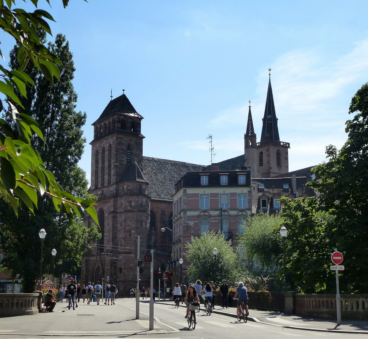 Straburg, Blick zur Kirche St.Peter, gehrt zu den bedeutentsten historischen Kirchenbauten der Stadt, Aug.216