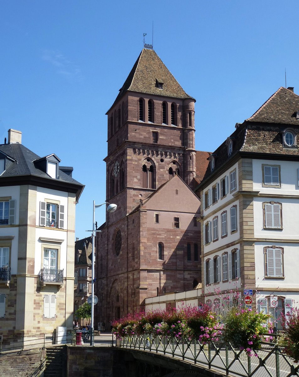 Straburg, Blick zur Thomaskirche, die Bauarbeiten an der fnfschiffigen Hallenkirche dauerten bis 1521, ist heute die lutherische Hauptkirche der Region, Juli 2016