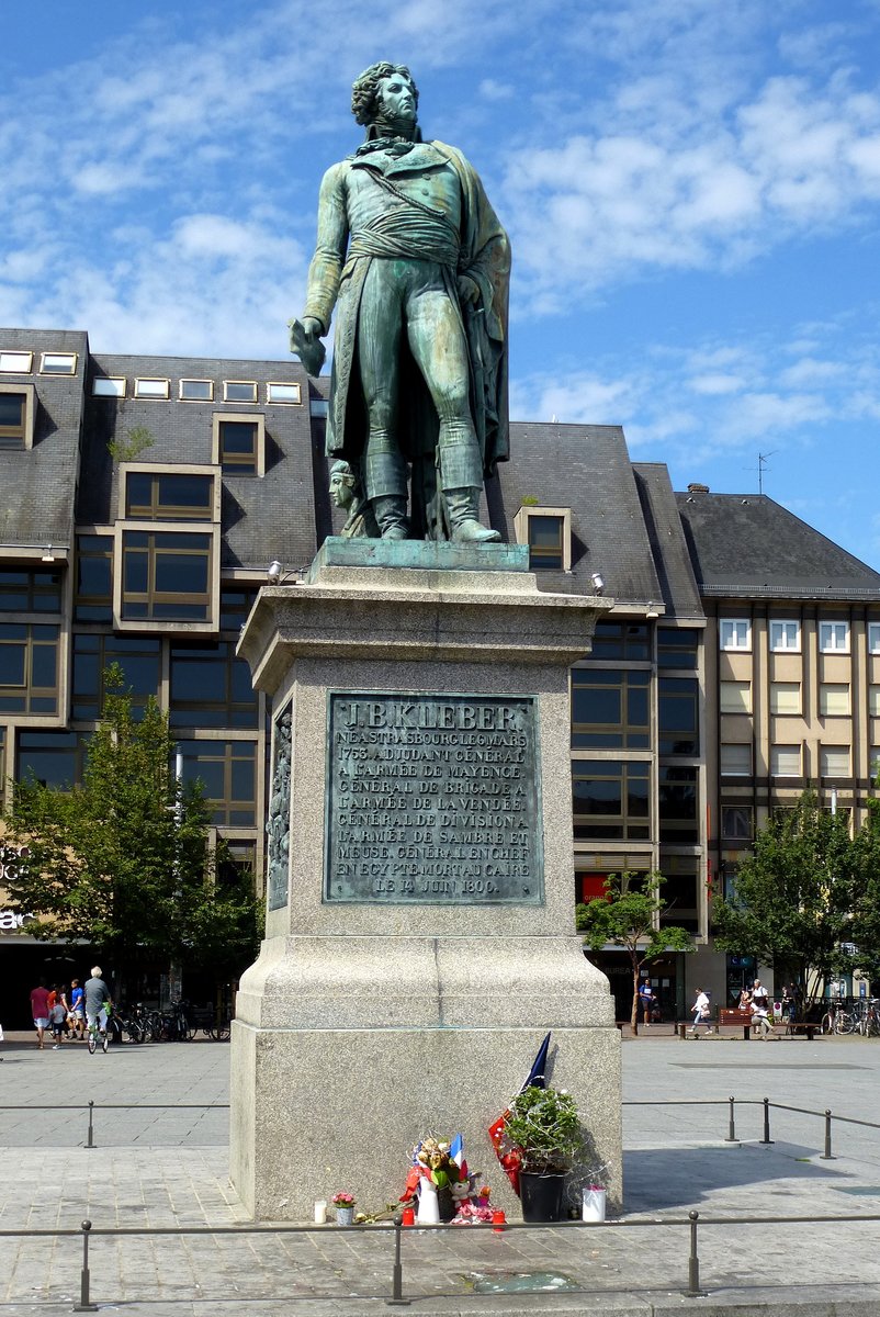 Straburg, Denkmal fr General Kleber (1753-1800) auf dem Kleberplatz, Napoleons General starb whrend des gyptenfeldzuges und ist unter dem Denkmal begraben, Juli 2016 