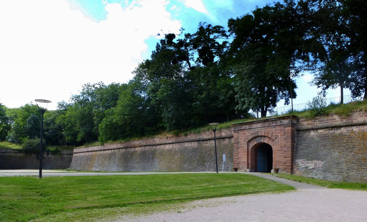 Straburg, Eingangstor zur Zitadelle, eine von Vauban 1681 erbaute Verteidigungsanlage, heute Parkanlage, Juli 2016