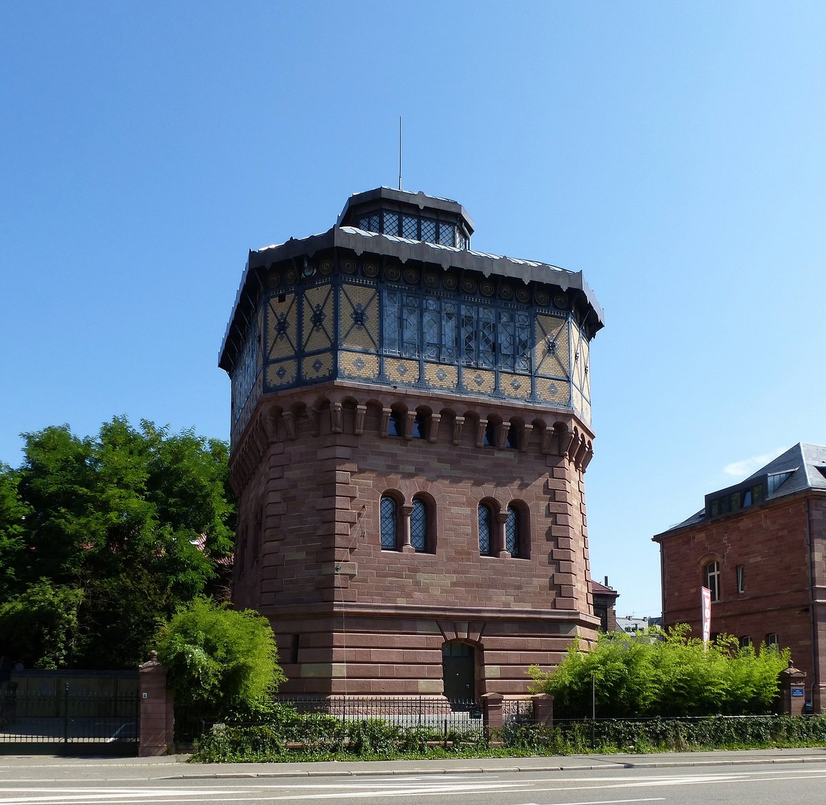 Straburg, der fein restaurierte Wasserturm nahe dem Hauptbahnhof, beherbergt ein Museum fr afrikanische Kultur, Aug.2016