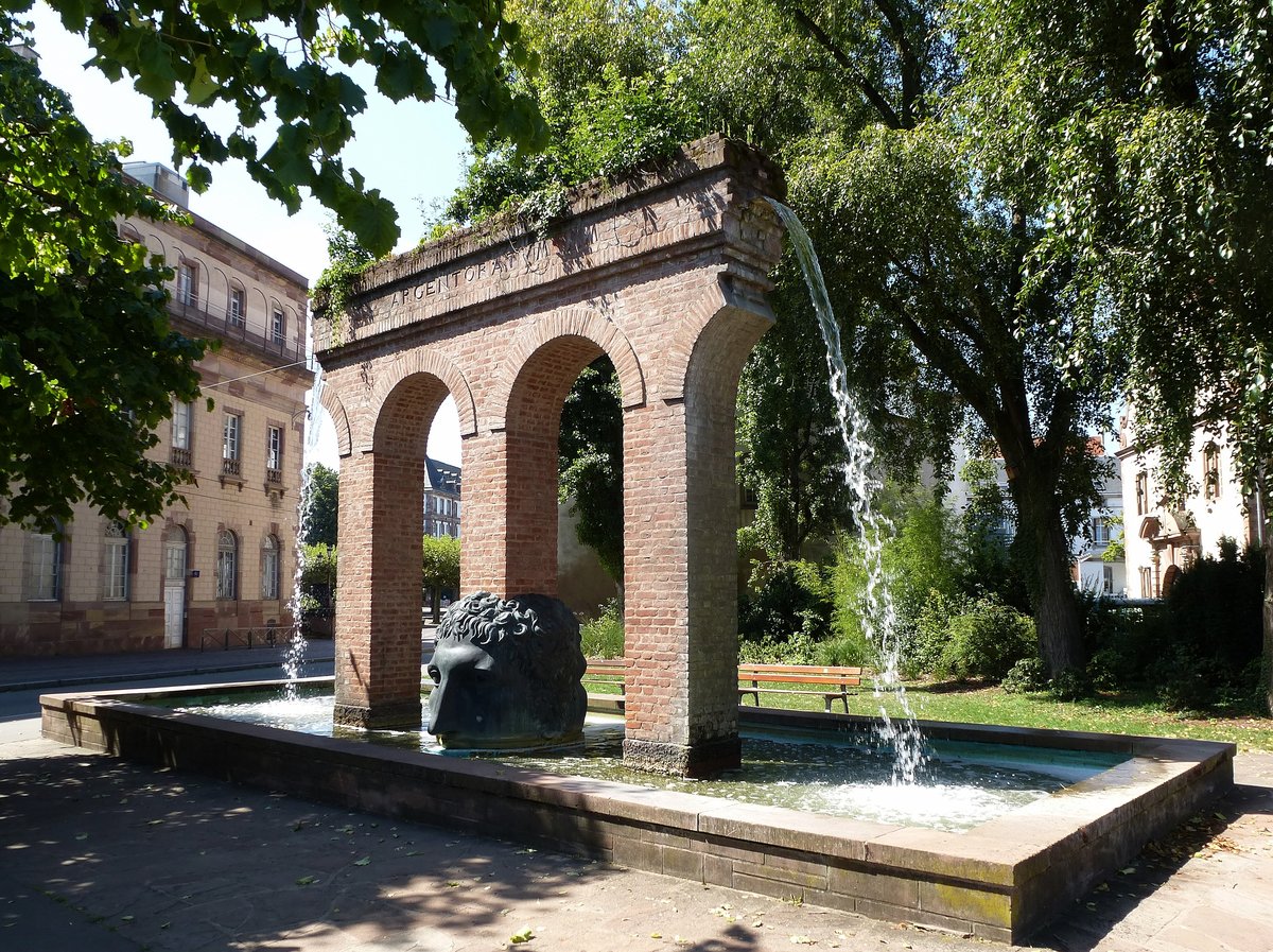 Straburg, der Janus-Brunnen von Tomi Ungerer, 1988 aufgestellt neben dem Opernhaus, Aug.2016