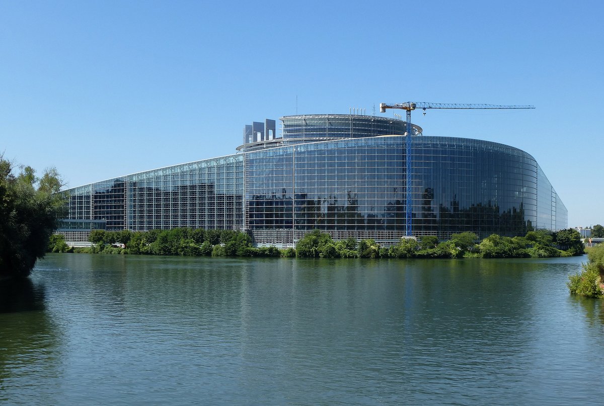 Straburg, die Ostfront des Europischen Parlaments mit 13.000 Quadratmetern Glasfassade, Aug.2016