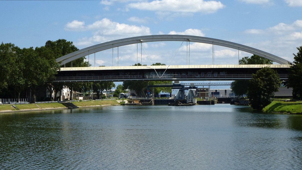 Straburg, die Straenbrcke Pont Pierre Brousse ber den Rhein-Rhone-Kanal, dahinter die Schiffschleuse, Juli 2016