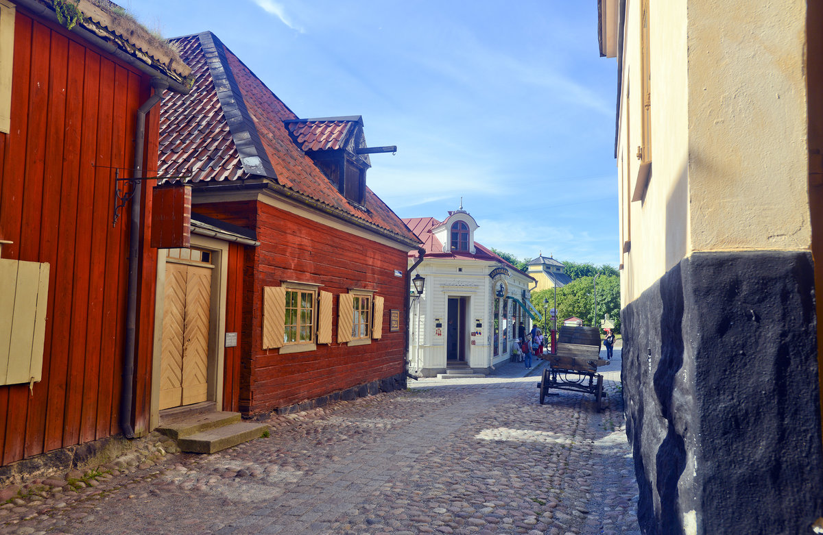 Strae im Freilichtmuseum Skansen (schwedisch fr Die Schanze). Skansen ist ein Stockholmer Freilichtmuseum im Westteil der Halbinsel Djurgrden. Es wurde ursprnglich als Anhang zum Nordischen Museum geschaffen und 1891 als erstes Museum seiner Art erffnet.
Aufnahme: 26. Juli 2017.