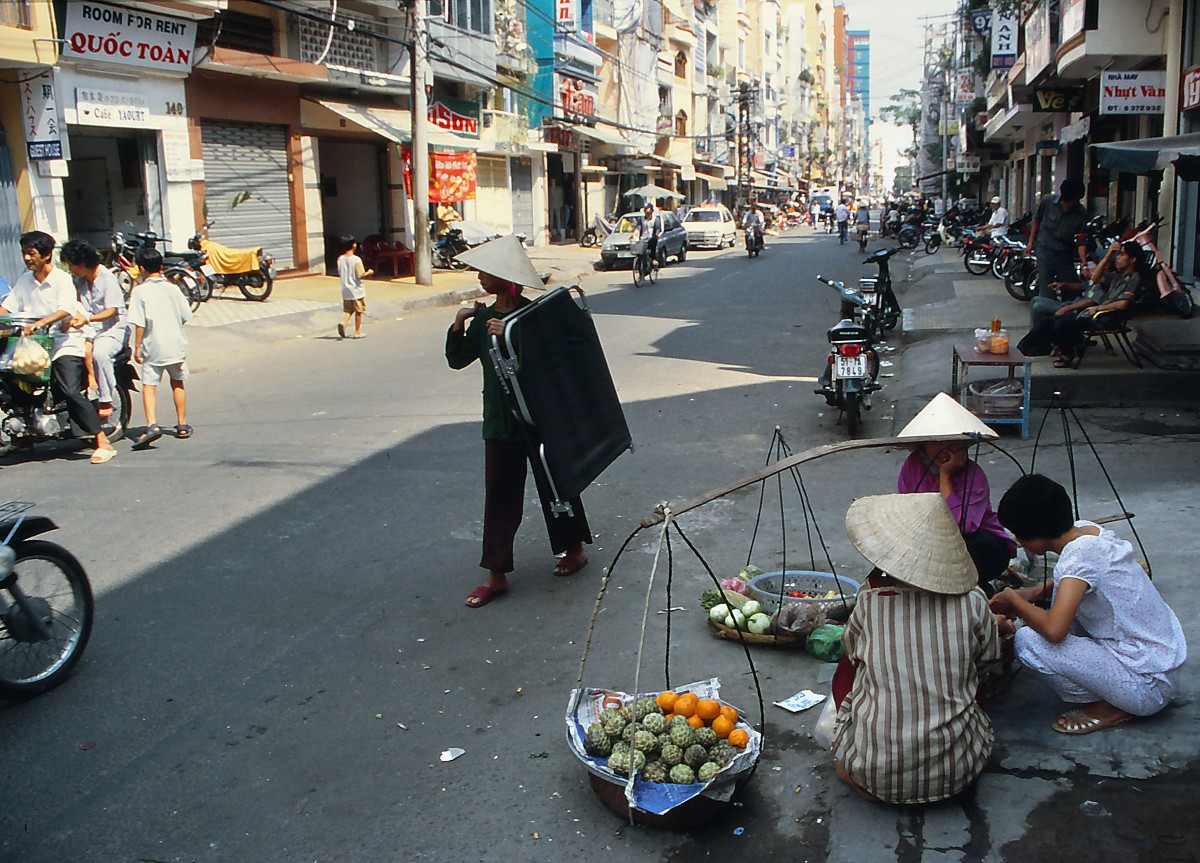 Strae in Ho-Chi-Minh-Stadt (Saigon). Aufnahme: Januar 2002 (Scan vom Dia).