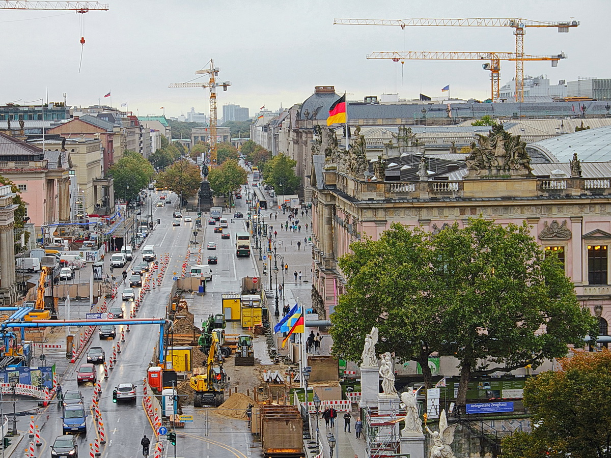 Strae Unter den Linden in Richtung Brandenburger Tor am 06. Oktober von den Humboldt Terrassen gesehen.