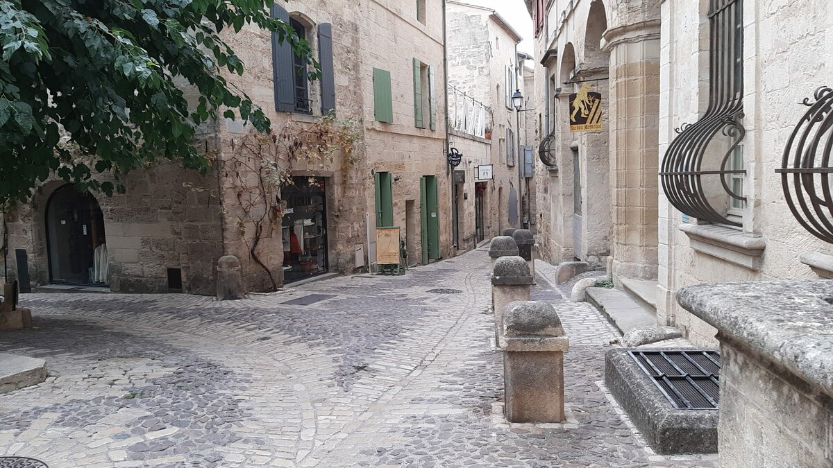 Strae in Uzes am 17.1023. Uzes ist eine Gemeinde mit 8.390 Einwohnern im sdfranzsischen Dpartement Gard in der Region Okzitanien, einer franzsische Region, die am 1. Januar 2016 durch den Zusammenschluss der bisherigen Regionen Languedoc-Roussillon und Midi-Pyrnes entstand. Der deutsche Swarenhersteller HARIBO hat hier seit 1987 eine Niederlassung. 