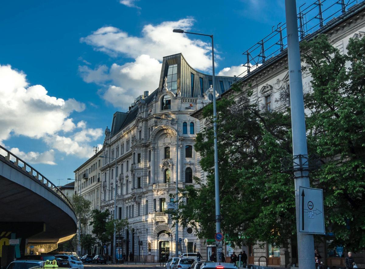 Strassenbild von Budapest, vom 6-ten Bezirk. Der sogenannte Eiffel Palace (Eiffel Palast) wurde im Jahre 2014 voll renoviert und von der ungarischen Nationalbank gekauft. Bezglich des Preises gab es mehrere Skandalen. Unabhngig davon ist das Gebude wirklich schn und anspruchsvoll geworden. Aktueller Hauptmieter ist die Firma PricewaterhouseCoopers. Die Aufnahme stammt vom 23.04.2017. 