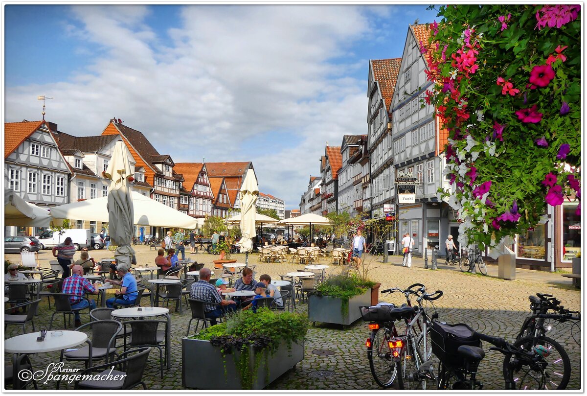 Straencafs in der Celler Altstadt. Blick auf den Marktplatz. Celle in der Sdheide im August 2023 